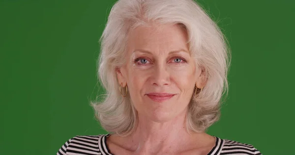 Lächelnde Ältere Weiße Frau Die Auf Grünem Bildschirm Die Kamera — Stockfoto