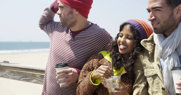 Drei Junge Multiethnische Freunde Hängen Auf Einem Pier Herum — Stockfoto