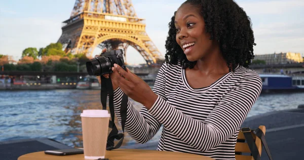 Aantrekkelijke Zwarte Vrouw Zit Aan Tafel Langs Seine Met Camera — Stockfoto