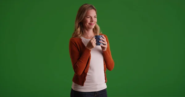 Lächelnde Weiße Dame Mittleren Alters Mit Kaffee Oder Tee Auf — Stockfoto