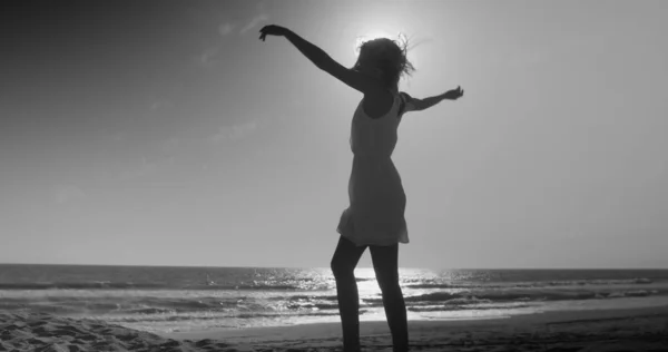 Mooie Vrouw Dansen Het Strand Witte Jurk — Stockfoto