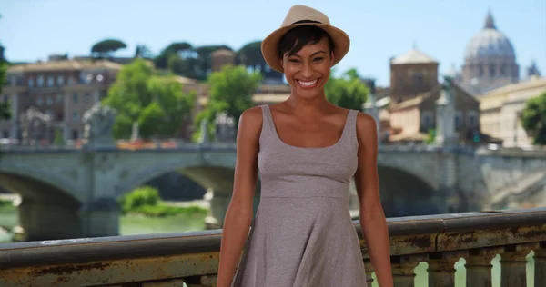 Giocoso Misto Razza Femminile Divertirsi Mentre Viaggia Roma Italia — Foto Stock