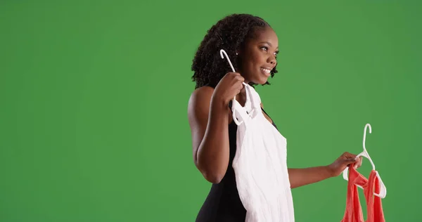 Гарненька Чорна Жінка Вибирає Між Двома Сукнями Зеленому Екрані — стокове фото
