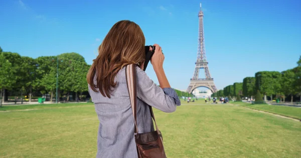 Vista Posteriore Del Fotografo Viaggio Che Fotografa Torre Eiffel — Foto Stock