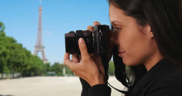 Vista Lateral Mujer Turista Chaqueta Bombardero Tomando Fotos Cerca Torre — Foto de Stock