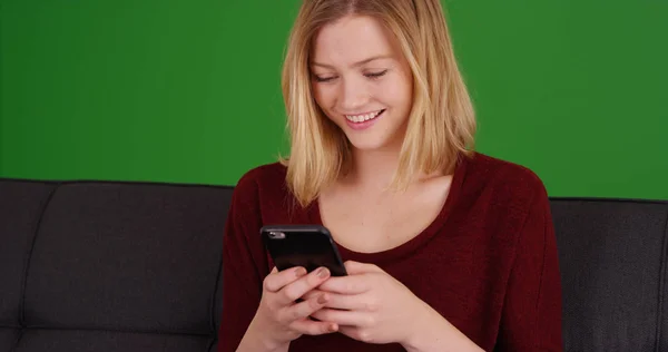 Lachende Wit Duizendjarige Meisje Met Behulp Van Telefoon Zittend Bank — Stockfoto