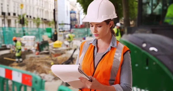 Självsäkra Kaukasiska Kvinnan Arbetet Byggarbetsplatsen Tittar Över Dokument — Stockfoto