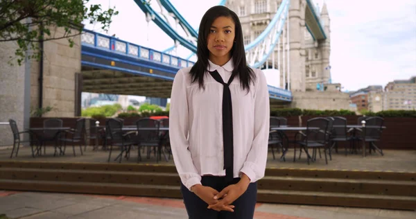 Mulher Negra Bem Sucedida Viagem Negócios Londres Perto Tower Bridge — Fotografia de Stock