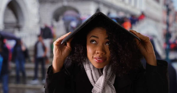 Mulher Usando Computador Portátil Para Proteger Chuva Veneza — Fotografia de Stock