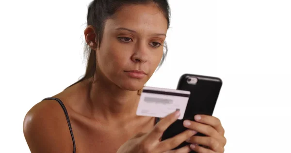 Mooie Kaukasische Vrouw Met Behulp Van Mobiele Telefoon Kaart Voor — Stockfoto