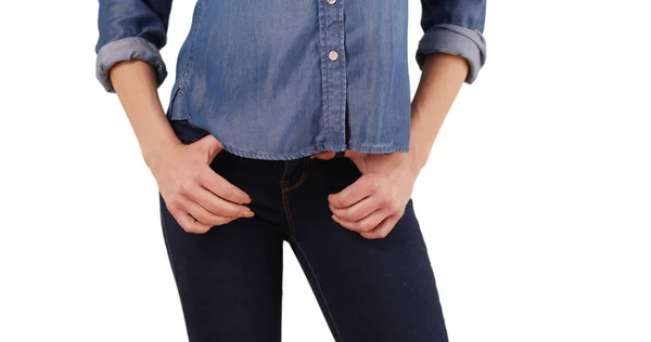 Close Mulher Caucasiana Colocando Mãos Frente Bolsos Jeans Estúdio — Fotografia de Stock