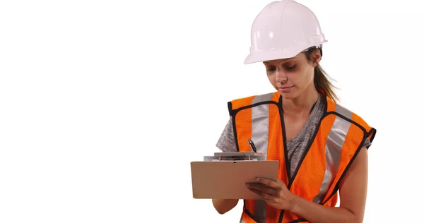 Kvinnliga Byggarbetare Säkerhetsväst Använder Urklipp Vit Bakgrund — Stockfoto
