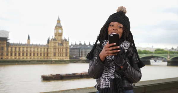 Cute Black Woman Traveling London Taking Selfie Mobile Device — Stock Photo, Image