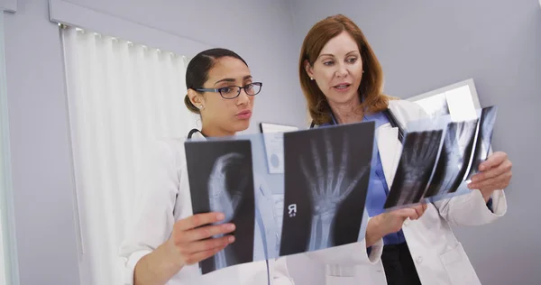 Close Belo Médico Latina Falando Com Colega Sênior Sobre Raios — Fotografia de Stock