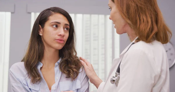 Mulher Latina Bonita Reunião Com Médico Sênior Sobre Lesão Ombro — Fotografia de Stock