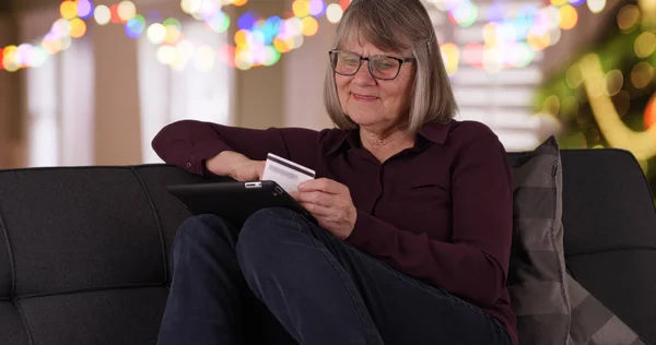 Señora Madura Feliz Sofá Compras Vacaciones Línea Con Dispositivo Tableta —  Fotos de Stock