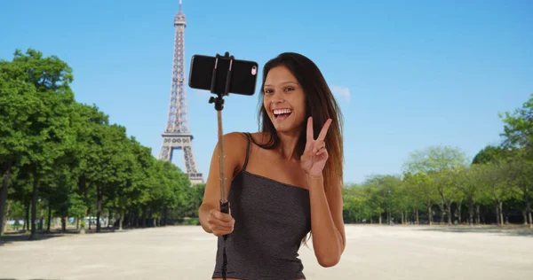 Bonita Turista Cerca Torre Eiffel Tomando Fotos Tontas Con Selfie — Foto de Stock