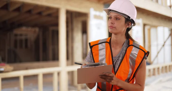 Kvinnliga Byggarbetare Hardhat Använder Urklipp Bostäder Arbetsplatsen — Stockfoto