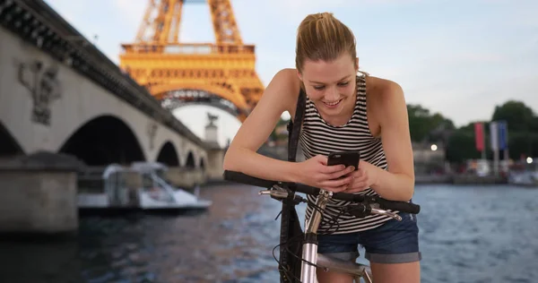 Bastante Chica Milenaria Pantalones Cortos Verano Usando Teléfono Celular París — Foto de Stock