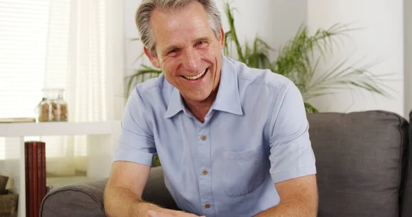 Feliz Hombre Mayor Caucásico Sonriendo Sentado Sala Estar — Foto de Stock