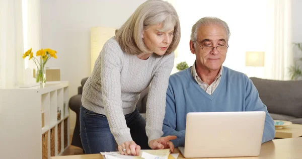 Ouder Paar Doen Financiën Laptopcomputer — Stockfoto