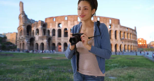 可爱的拉丁旅游观光在罗马拍照附近的罗马竞技场 — 图库照片