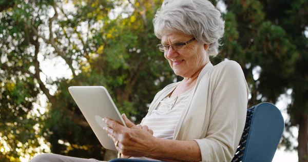 Felice Donna Anziana Utilizzando Tablet Parco — Foto Stock