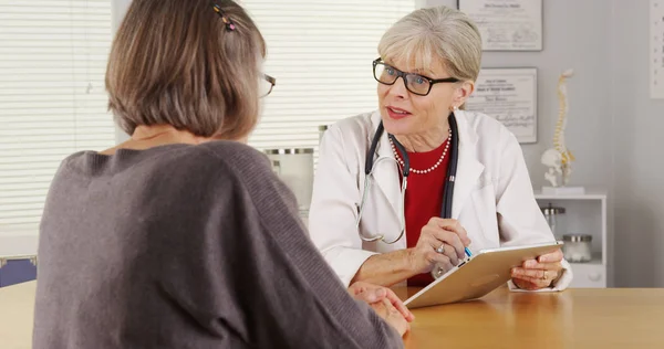 Senior Ärztin Tablet Sprechende Patientin — Stockfoto