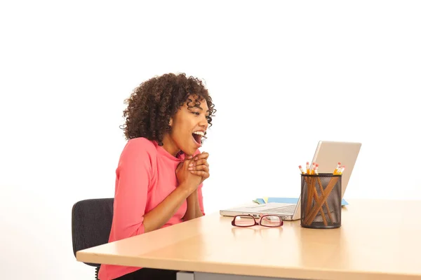 Jovem Empresária Africana Excitada Olhando Para Laptop Isolado Branco — Fotografia de Stock