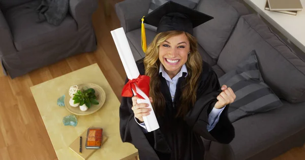 Szczęśliwa Młoda Kobieta Absolwent Posiadający Dyplom — Zdjęcie stockowe