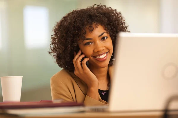 Millennial Femme Affaires Utilisant Ordinateur Portable Tout Parlant Téléphone — Photo