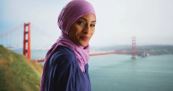 Attraktiv Svart Kvinna Hijab Besöker Golden Gate Bron Som Ler — Stockfoto