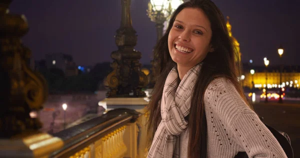 Touristin Gestreiftem Schal Lächelt Auf Brücke Pont Alexandre Iii Die — Stockfoto