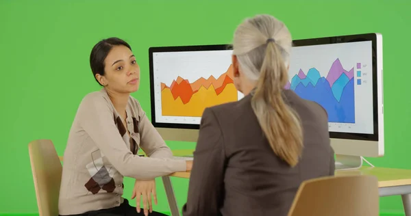 Két Office Szakemberek Beszélni Cég Statisztikák Zöld Képernyő — Stock Fotó