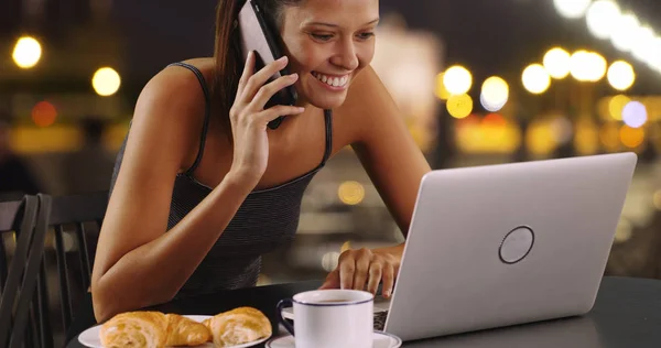 Jovem Mulher Conversando Celular Trabalhando Laptop Fora Noite — Fotografia de Stock