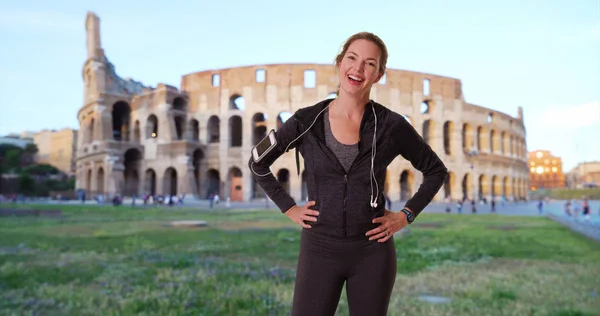 Retrato Una Mujer Sana Trotando Roma Sonriendo Directamente Cámara — Foto de Stock