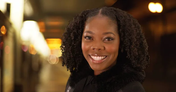 Close Mulher Negra Atraente Sorrindo Para Câmera Ambiente Urbano Noite — Fotografia de Stock