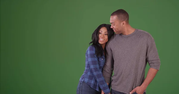 快乐的非洲裔美国人夫妇花在绿色屏幕上的时间在一起 — 图库照片