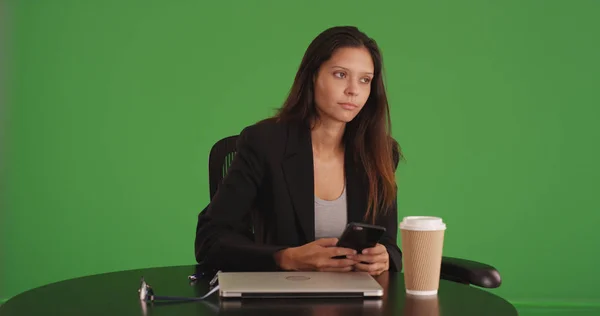 Mujer Profesional Trabajando Mesa Con Smartphone Portátil Pantalla Verde —  Fotos de Stock