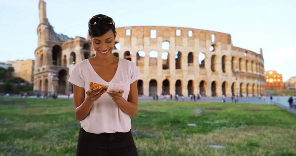 Lycklig Afroamerikanska Kvinna Turist Rom Italien Äter Bit Pizza — Stockfoto