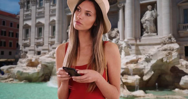 Branco Hipster Menina Ela 20S Mensagens Smartphone Por Trevi Fountain — Fotografia de Stock