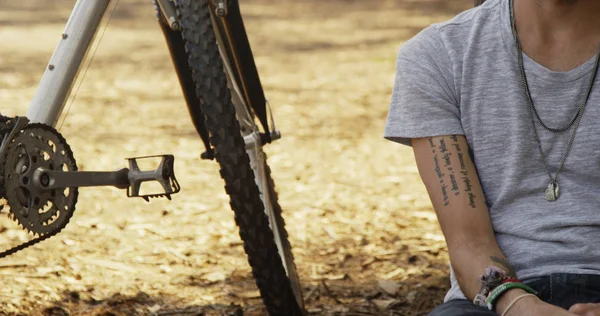 Іспаномовний Чоловік Сидить Велосипеді Відкритому Повітрі — стокове фото