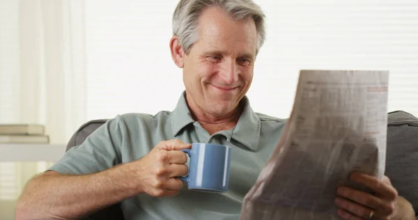 Mężczyzna Średnim Wieku Radosny Czytanie Gazety Podczas Picia Kawy — Zdjęcie stockowe