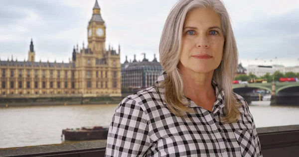 Middelbare Leeftijd Dame Londen Blikken Streng Camera — Stockfoto