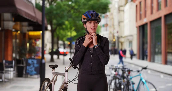 Sportive Kobieta Przerwę Jazdy Miejskich Rowerów — Zdjęcie stockowe