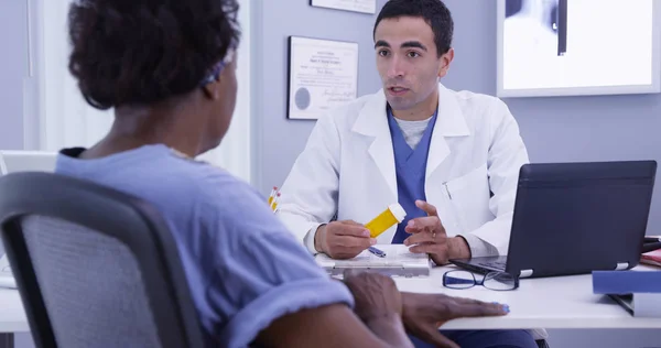 Porträtt Unga Manliga Läkare Förskrivning Läkemedel Till Äldre Kvinnlig Patient — Stockfoto