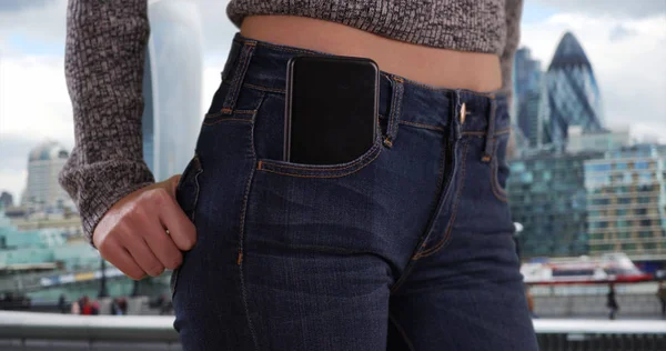 Nahaufnahme Von Jungen Ladys Taille Mit Telefon Der Tasche Mit — Stockfoto