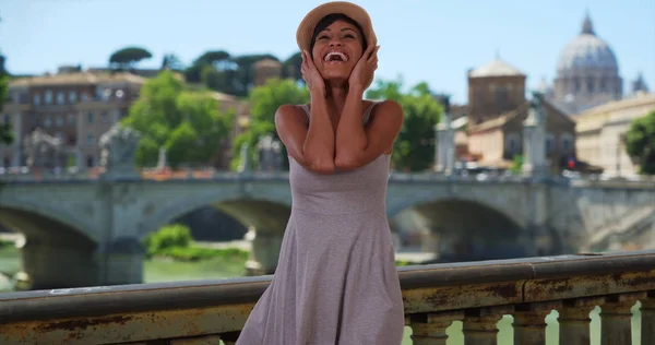 Misto Razza Donna Esplorare Roma Guardando Fotocamera Recitazione Giocosamente — Foto Stock