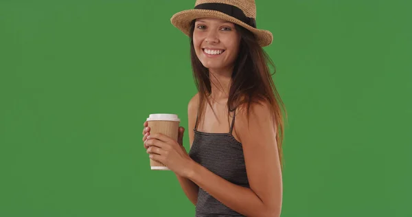 Wanita Hipster Menawan Memakai Topi Sambil Memegang Kopi Tersenyum Layar — Stok Foto