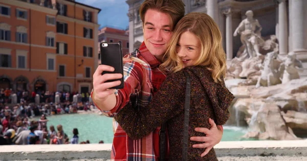 Щасливі Молодої Пари Прийняття Весело Selfies Навпроти Фонтану Треві — стокове фото